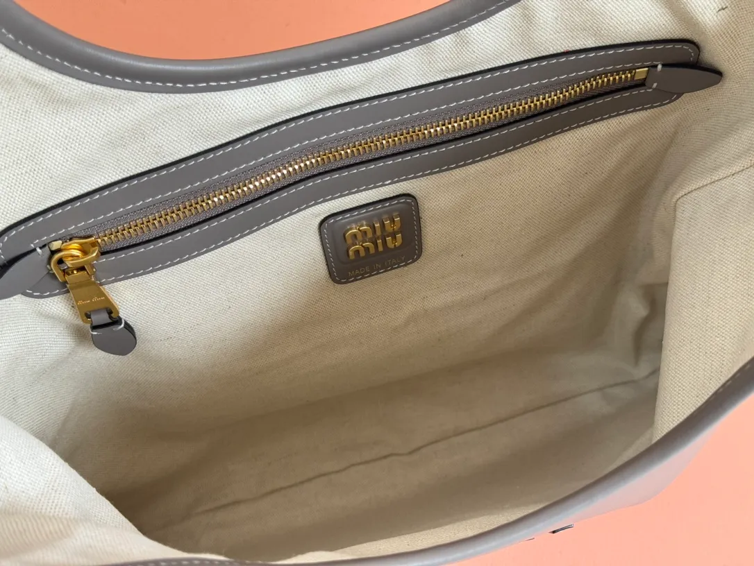p1680💋💋💋【Configuring full counter package】Miu Women's IVY Cowhide Tote Shoulder Bag This classic tote bag is decorated with the Miu Miu letter logo, which highlights the classic style and is very recognizable. Simple underarm tote bag 🖤 The same color leather letter logo adds a unique and classic style! Gold hardware, leather lettering logo on front! Lined with zip pocket accents! Size: 35x40cm Style number: 5bg231