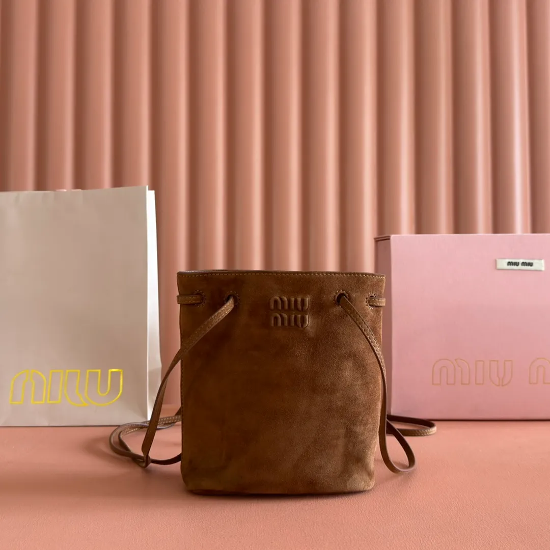 p1060💋💋💋 Equipped with a full set of packaging at the counter [Special grade hardware original leather] Nappa frosted leather mini handbag/shoulder bag This mini handbag is famous for the soft texture of Nappa sheepskin. Adjustable shoulder strap adds practical detail, while embossed letter logo adds classic style ~ Letter logo ~ Adjustable shoulder strap ~ Lined Dimensions: W14×H17×D6cm Number: 5NF460