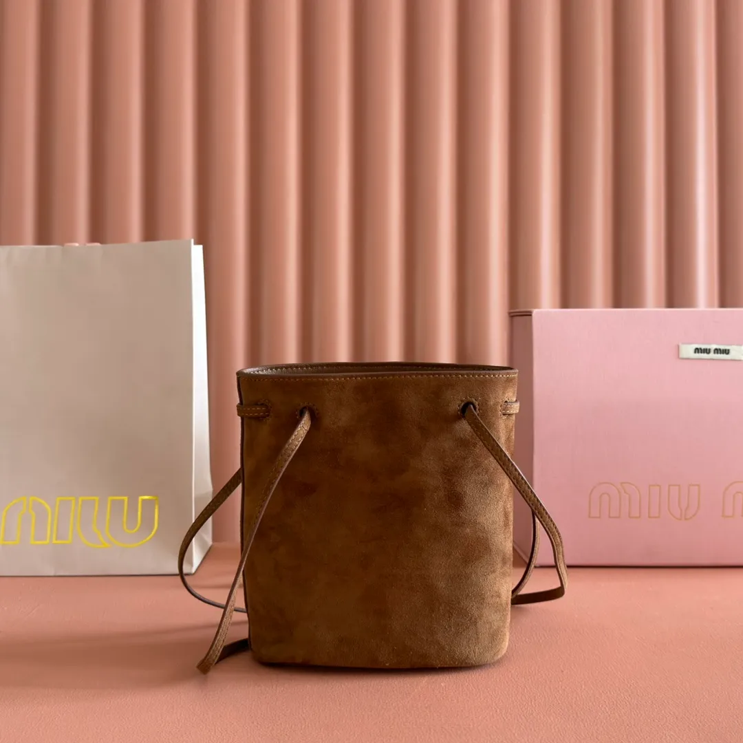 p1060💋💋💋 Equipped with a full set of packaging at the counter [Special grade hardware original leather] Nappa frosted leather mini handbag/shoulder bag This mini handbag is famous for the soft texture of Nappa sheepskin. Adjustable shoulder strap adds practical detail, while embossed letter logo adds classic style ~ Letter logo ~ Adjustable shoulder strap ~ Lined Dimensions: W14×H17×D6cm Number: 5NF460