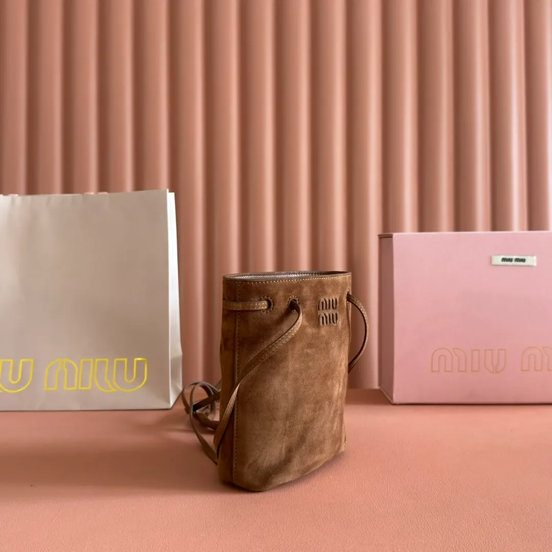 p1060💋💋💋 Equipped with a full set of packaging at the counter [Special grade hardware original leather] Nappa frosted leather mini handbag/shoulder bag This mini handbag is famous for the soft texture of Nappa sheepskin. Adjustable shoulder strap adds practical detail, while embossed letter logo adds classic style ~ Letter logo ~ Adjustable shoulder strap ~ Lined Dimensions: W14×H17×D6cm Number: 5NF460