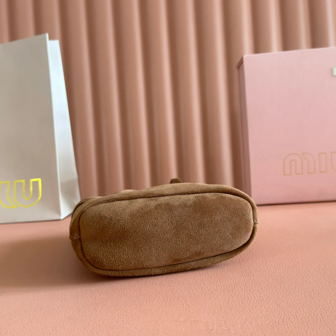 p1060💋💋💋 Equipped with a full set of packaging at the counter [Special grade hardware original leather] Nappa frosted leather mini handbag/shoulder bag This mini handbag is famous for the soft texture of Nappa sheepskin. Adjustable shoulder strap adds practical detail, while embossed letter logo adds classic style ~ Letter logo ~ Adjustable shoulder strap ~ Lined Dimensions: W14×H17×D6cm Number: 5NF460