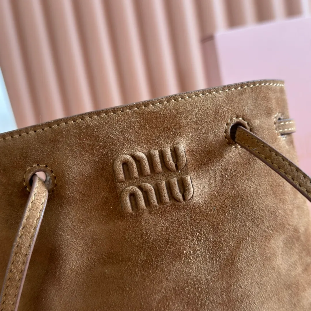 p1060💋💋💋 Equipped with a full set of packaging at the counter [Special grade hardware original leather] Nappa frosted leather mini handbag/shoulder bag This mini handbag is famous for the soft texture of Nappa sheepskin. Adjustable shoulder strap adds practical detail, while embossed letter logo adds classic style ~ Letter logo ~ Adjustable shoulder strap ~ Lined Dimensions: W14×H17×D6cm Number: 5NF460