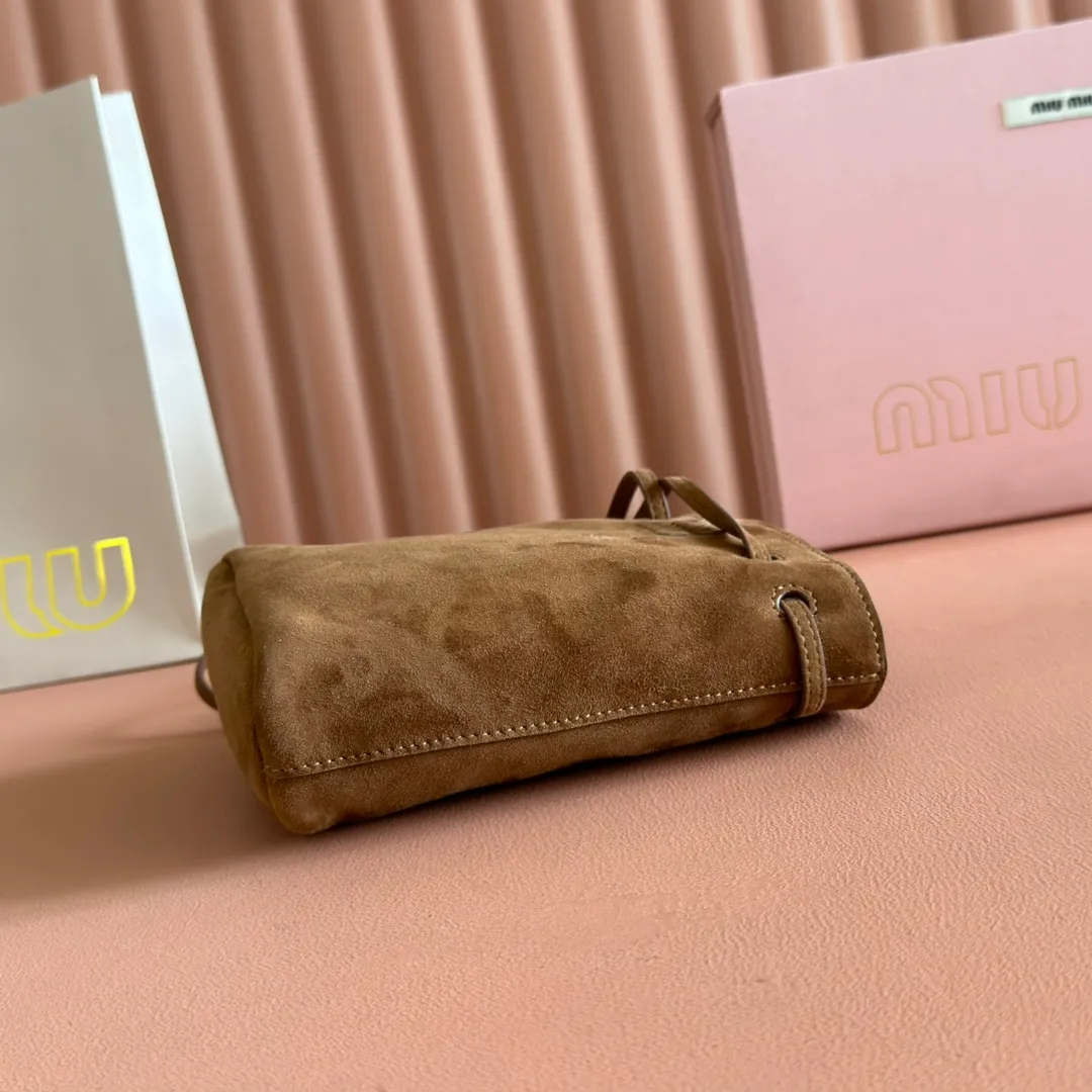 p1060💋💋💋 Equipped with a full set of packaging at the counter [Special grade hardware original leather] Nappa frosted leather mini handbag/shoulder bag This mini handbag is famous for the soft texture of Nappa sheepskin. Adjustable shoulder strap adds practical detail, while embossed letter logo adds classic style ~ Letter logo ~ Adjustable shoulder strap ~ Lined Dimensions: W14×H17×D6cm Number: 5NF460