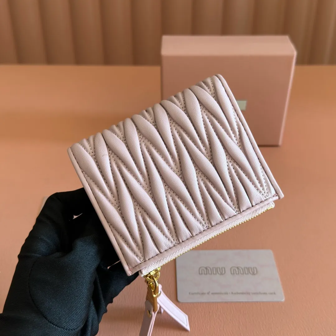 p540💋💋💋[Original configuration counter complete package] New version of the two-fold small wallet pocket wallet counter new small wallet 🔥 Model: 5MV017 is made of imported top-grade sheepskin inside and outside, with multiple card slots on both sides, double zipper compartment design on both sides, larger capacity, internal pressure 198A hundred-yuan notes, bank cards, coins, and change can be collected in it, highly practical, size: 11.5 X8 cm