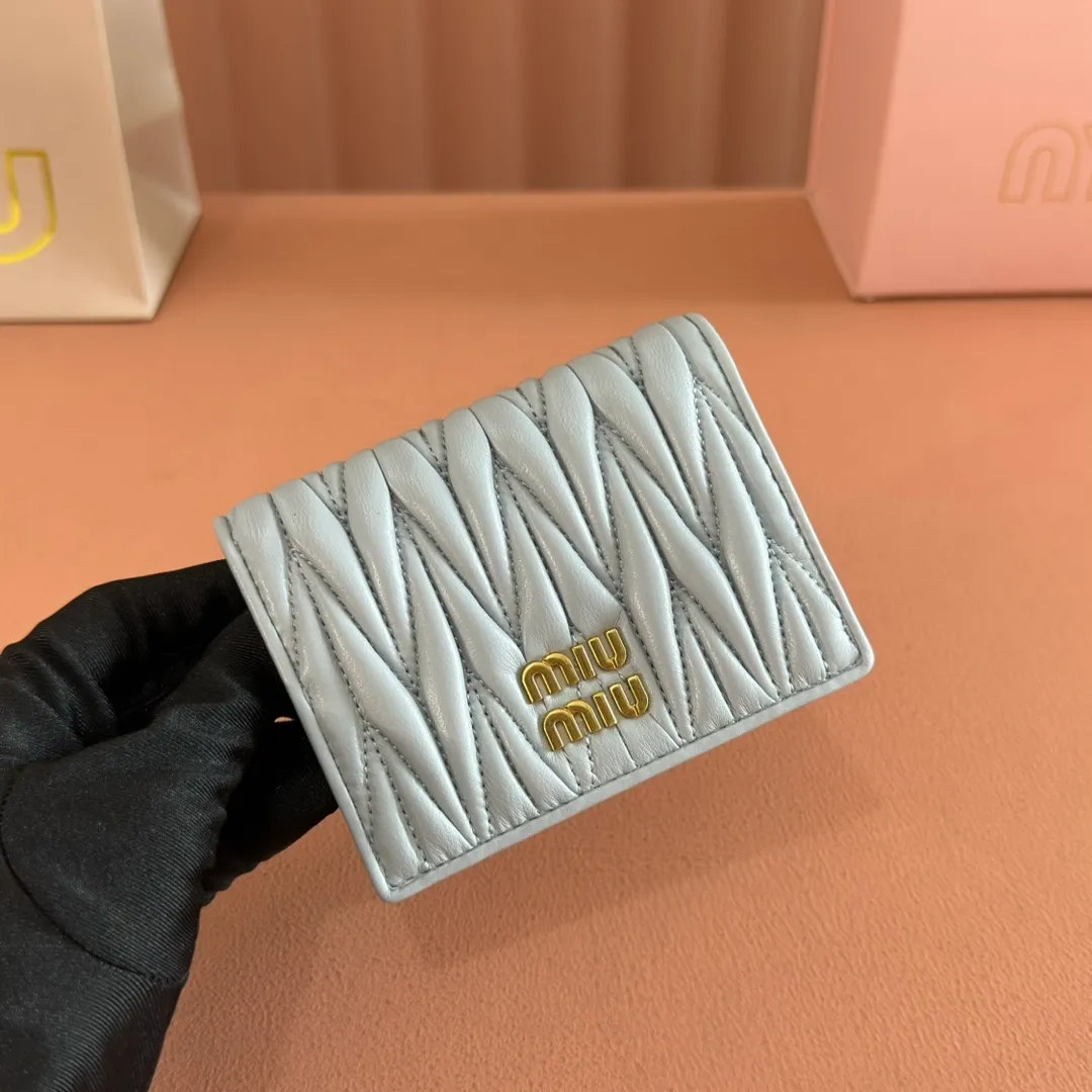 p460. 💋💋💋【Full set of packaging at the counter】🔥 MM latest version pocket wallet💗pocket Wallet💗New small wallet at the counter🔥Model: 5MV20 gray and blue🆕🆕💃💃It is made of imported top-grade sheepskin inside and outside🐮💞Hundred-yuan bills, bank cards, coins, and change can all be stored in it💅💅Size: 11.5 X8 cm.