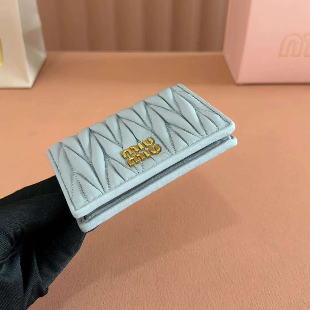 p460. 💋💋💋【Full set of packaging at the counter】🔥 MM latest version pocket wallet💗pocket Wallet💗New small wallet at the counter🔥Model: 5MV20 gray and blue🆕🆕💃💃It is made of imported top-grade sheepskin inside and outside🐮💞Hundred-yuan bills, bank cards, coins, and change can all be stored in it💅💅Size: 11.5 X8 cm.