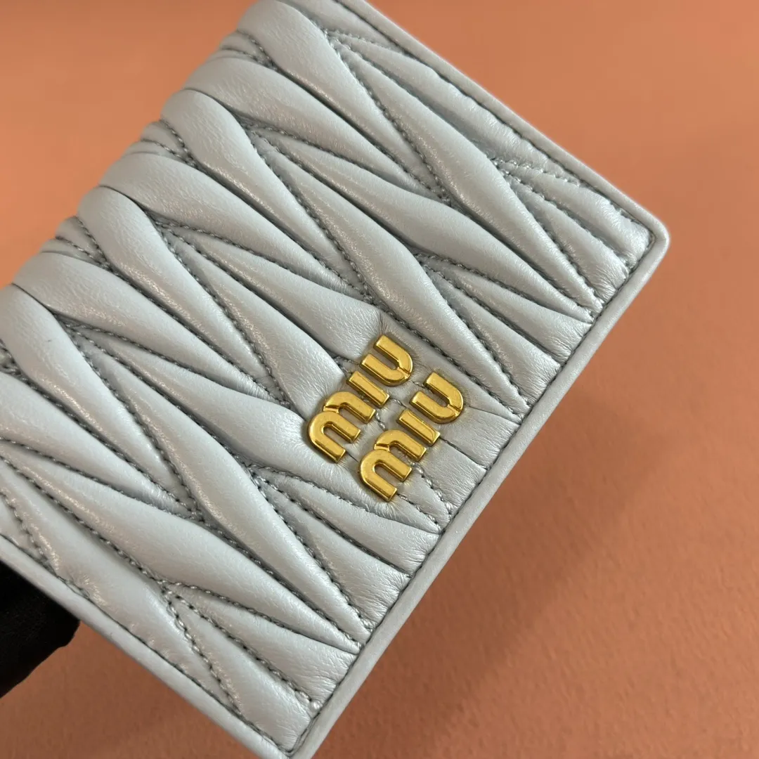p460. 💋💋💋【Full set of packaging at the counter】🔥 MM latest version pocket wallet💗pocket Wallet💗New small wallet at the counter🔥Model: 5MV20 gray and blue🆕🆕💃💃It is made of imported top-grade sheepskin inside and outside🐮💞Hundred-yuan bills, bank cards, coins, and change can all be stored in it💅💅Size: 11.5 X8 cm.