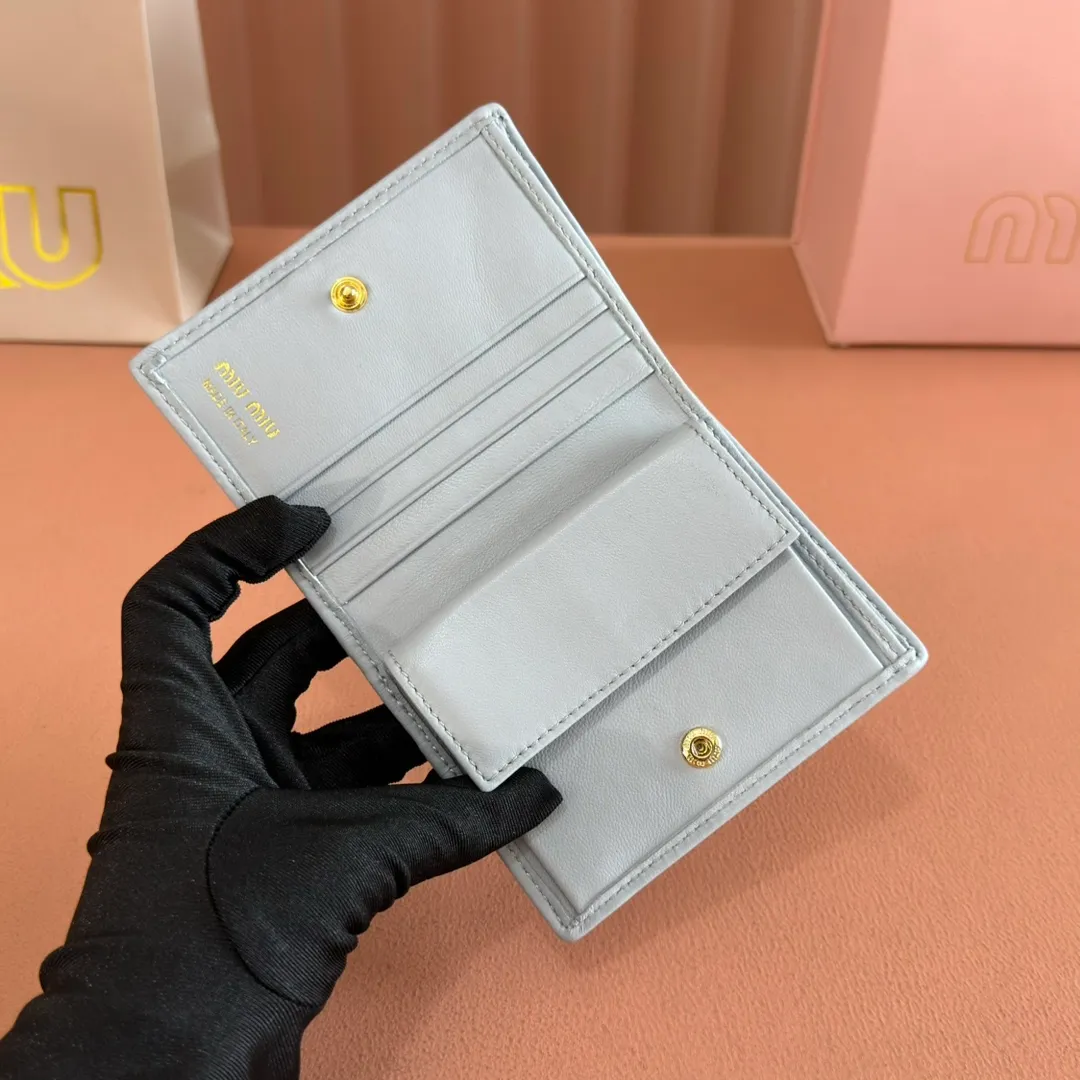 p460. 💋💋💋【Full set of packaging at the counter】🔥 MM latest version pocket wallet💗pocket Wallet💗New small wallet at the counter🔥Model: 5MV20 gray and blue🆕🆕💃💃It is made of imported top-grade sheepskin inside and outside🐮💞Hundred-yuan bills, bank cards, coins, and change can all be stored in it💅💅Size: 11.5 X8 cm.