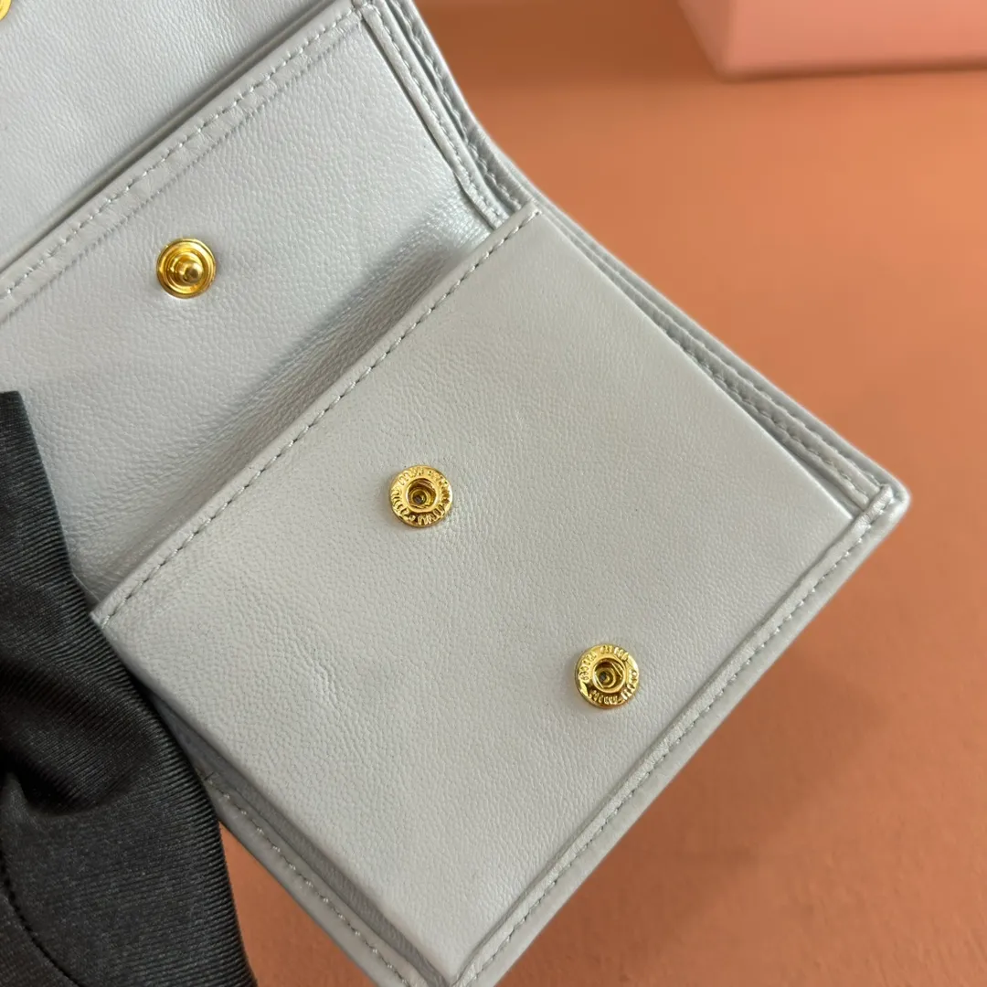 p460. 💋💋💋【Full set of packaging at the counter】🔥 MM latest version pocket wallet💗pocket Wallet💗New small wallet at the counter🔥Model: 5MV20 gray and blue🆕🆕💃💃It is made of imported top-grade sheepskin inside and outside🐮💞Hundred-yuan bills, bank cards, coins, and change can all be stored in it💅💅Size: 11.5 X8 cm.