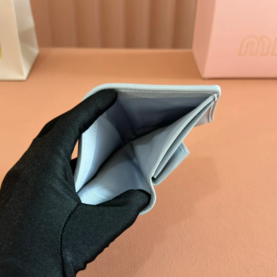 p460. 💋💋💋【Full set of packaging at the counter】🔥 MM latest version pocket wallet💗pocket Wallet💗New small wallet at the counter🔥Model: 5MV20 gray and blue🆕🆕💃💃It is made of imported top-grade sheepskin inside and outside🐮💞Hundred-yuan bills, bank cards, coins, and change can all be stored in it💅💅Size: 11.5 X8 cm.