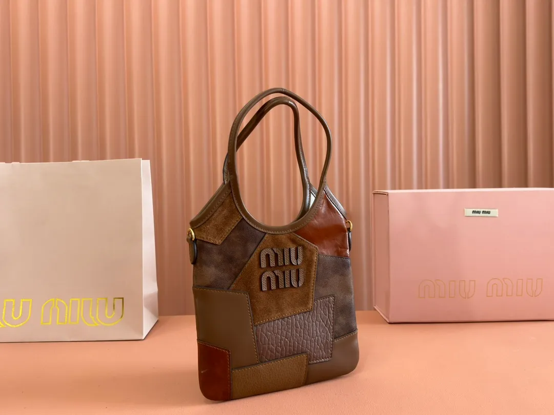 p1520💋💋💋【Equipment with counter full set of packaging and premium hardware original leather】IVY cow leather tote bag small handbag/crossbody bag~ This cowhide tote bag is decorated with metal details brand letter logo, showing classic style and very recognizable. Size: W20×H24cm No./5BA281