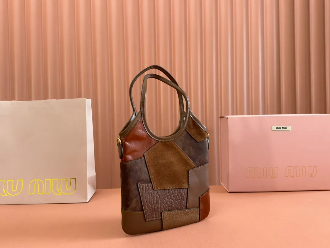 p1520💋💋💋【Equipment with counter full set of packaging and premium hardware original leather】IVY cow leather tote bag small handbag/crossbody bag~ This cowhide tote bag is decorated with metal details brand letter logo, showing classic style and very recognizable. Size: W20×H24cm No./5BA281