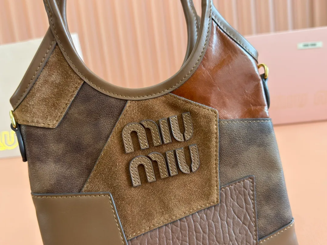 p1520💋💋💋【Equipment with counter full set of packaging and premium hardware original leather】IVY cow leather tote bag small handbag/crossbody bag~ This cowhide tote bag is decorated with metal details brand letter logo, showing classic style and very recognizable. Size: W20×H24cm No./5BA281