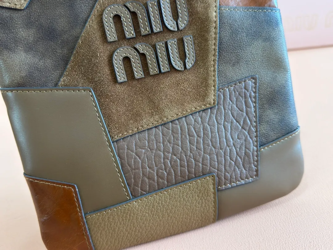 p1520💋💋💋【Equipment with counter full set of packaging and premium hardware original leather】IVY cow leather tote bag small handbag/crossbody bag~ This cowhide tote bag is decorated with metal details brand letter logo, showing classic style and very recognizable. Size: W20×H24cm No./5BA281
