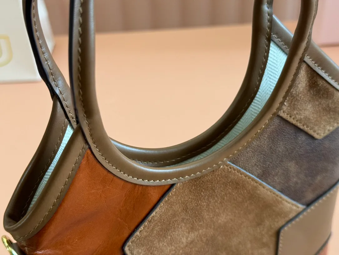 p1520💋💋💋【Equipment with counter full set of packaging and premium hardware original leather】IVY cow leather tote bag small handbag/crossbody bag~ This cowhide tote bag is decorated with metal details brand letter logo, showing classic style and very recognizable. Size: W20×H24cm No./5BA281