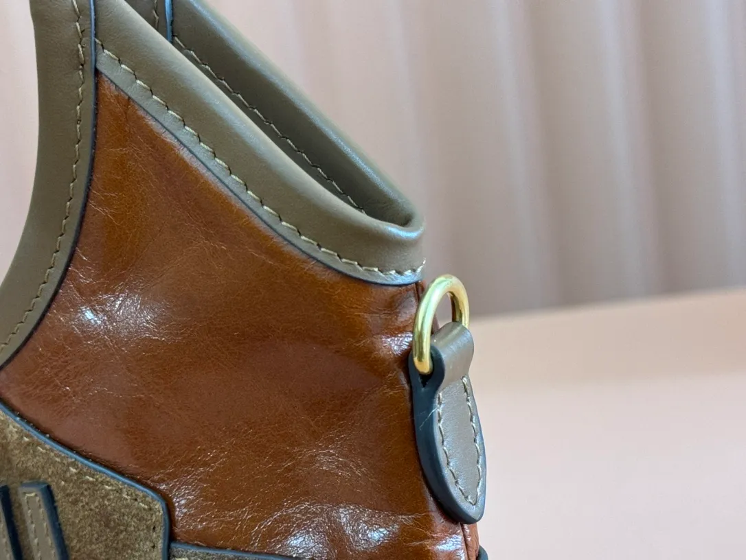 p1520💋💋💋【Equipment with counter full set of packaging and premium hardware original leather】IVY cow leather tote bag small handbag/crossbody bag~ This cowhide tote bag is decorated with metal details brand letter logo, showing classic style and very recognizable. Size: W20×H24cm No./5BA281