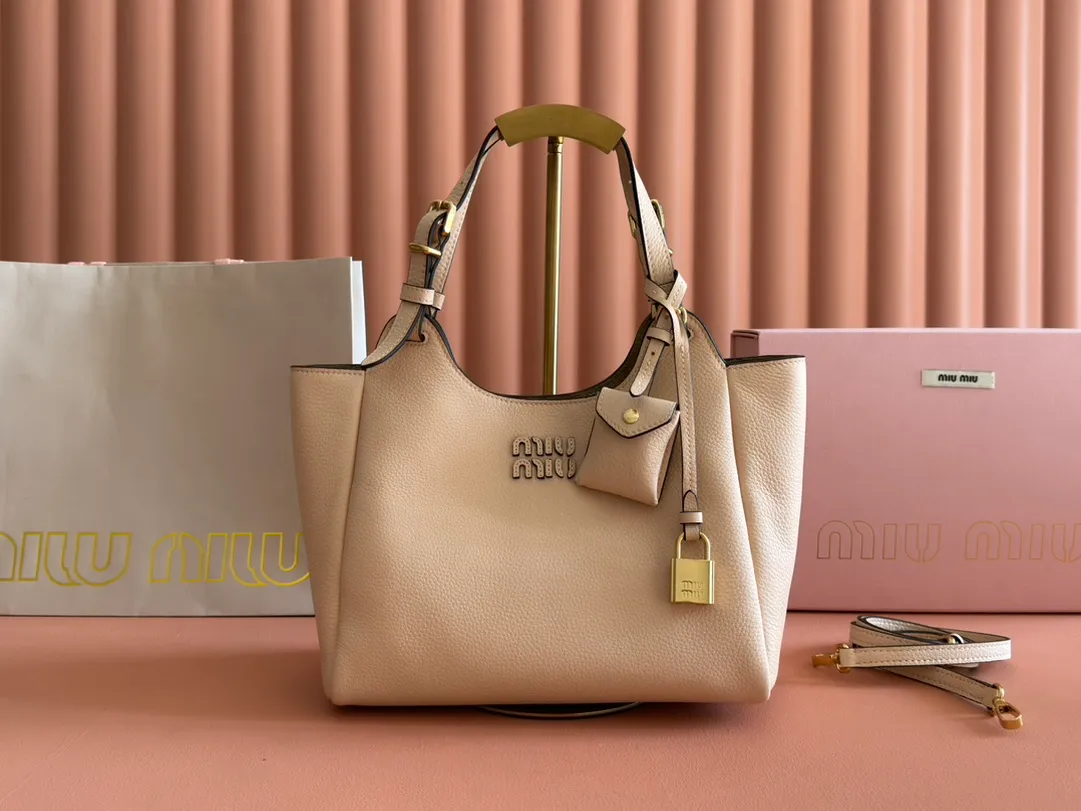 p1700💋💋💋【Full set of packaging at the counter】Miu Japanese pop-up tote bag, top-grade imported cowhide, high-end leather texture, elegant and retro, soft but not collapsed, with metal lock pendant, casual and lazy temperament, full of sweet and cool style, hand-sewn leather logo, details are online, suitable for commuting and shopping, practicality MAX Model: 5ba304 Dimensions: 25.5 X20 X13 cm