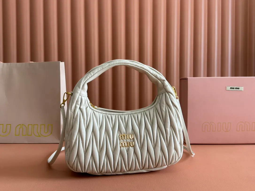 p1660💋💋💋 Equipped with a full set of packaging at the counter [Special grade hardware original leather] Wander Matelasse sheepskin Hobo mini handbag/crossbody bag ~ The white sheepskin Wander handbag has become one of the classic accessories. This mini handbag is made of Matalasse sheep leather, using exquisite craftsmanship to create a three-dimensional effect, showing exquisite elegance. Presenting the Hobo bag style, blending retro style and modern elegance, it has become a new synonym for modern femininity. ～Golden hardware ～Zipper closure ～Metal lettering logo on the front ～Cotton satin lining Size: W25×H18×D5.5cm Number: 5BP306