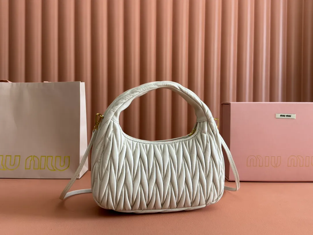 p1660💋💋💋 Equipped with a full set of packaging at the counter [Special grade hardware original leather] Wander Matelasse sheepskin Hobo mini handbag/crossbody bag ~ The white sheepskin Wander handbag has become one of the classic accessories. This mini handbag is made of Matalasse sheep leather, using exquisite craftsmanship to create a three-dimensional effect, showing exquisite elegance. Presenting the Hobo bag style, blending retro style and modern elegance, it has become a new synonym for modern femininity. ～Golden hardware ～Zipper closure ～Metal lettering logo on the front ～Cotton satin lining Size: W25×H18×D5.5cm Number: 5BP306