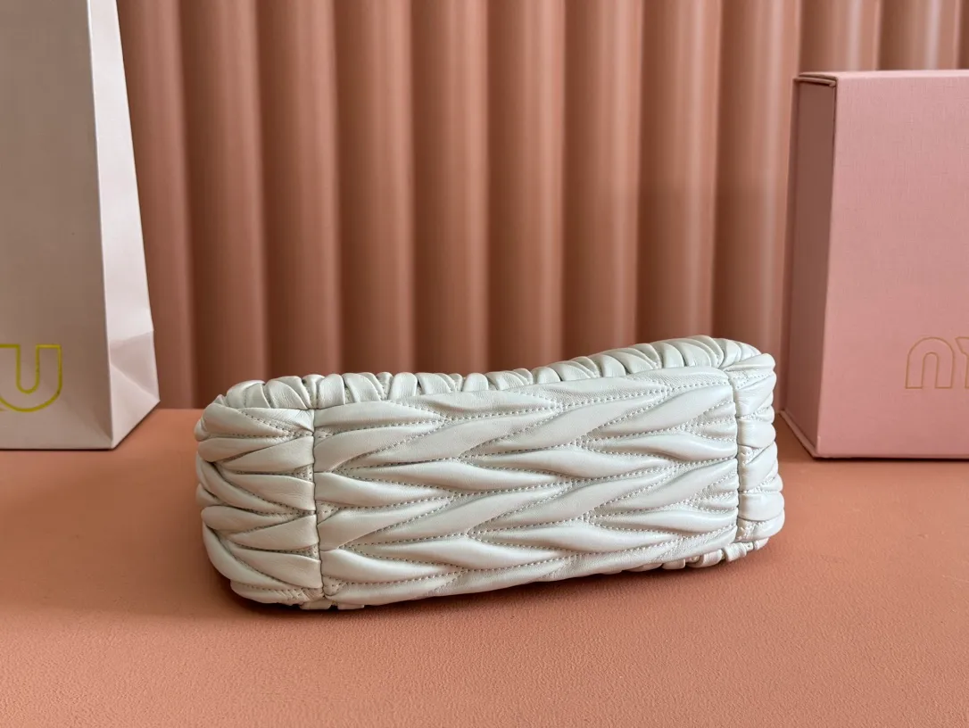 p1660💋💋💋 Equipped with a full set of packaging at the counter [Special grade hardware original leather] Wander Matelasse sheepskin Hobo mini handbag/crossbody bag ~ The white sheepskin Wander handbag has become one of the classic accessories. This mini handbag is made of Matalasse sheep leather, using exquisite craftsmanship to create a three-dimensional effect, showing exquisite elegance. Presenting the Hobo bag style, blending retro style and modern elegance, it has become a new synonym for modern femininity. ～Golden hardware ～Zipper closure ～Metal lettering logo on the front ～Cotton satin lining Size: W25×H18×D5.5cm Number: 5BP306