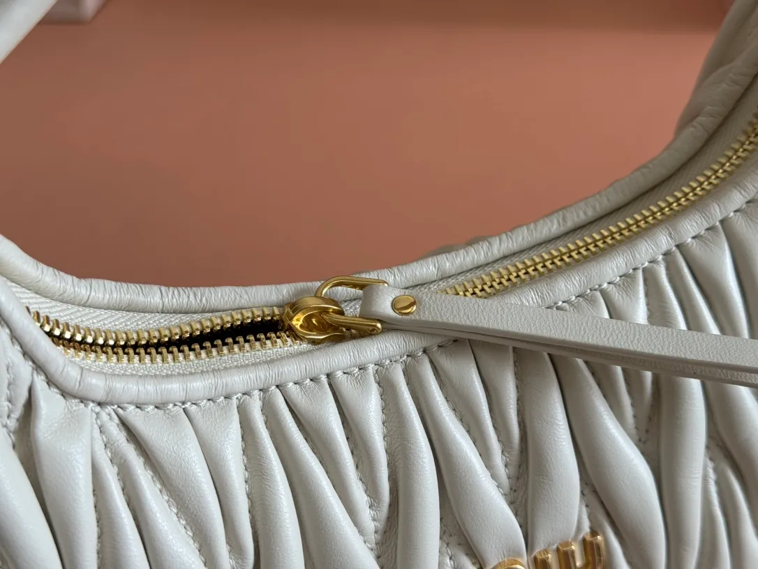 p1660💋💋💋 Equipped with a full set of packaging at the counter [Special grade hardware original leather] Wander Matelasse sheepskin Hobo mini handbag/crossbody bag ~ The white sheepskin Wander handbag has become one of the classic accessories. This mini handbag is made of Matalasse sheep leather, using exquisite craftsmanship to create a three-dimensional effect, showing exquisite elegance. Presenting the Hobo bag style, blending retro style and modern elegance, it has become a new synonym for modern femininity. ～Golden hardware ～Zipper closure ～Metal lettering logo on the front ～Cotton satin lining Size: W25×H18×D5.5cm Number: 5BP306