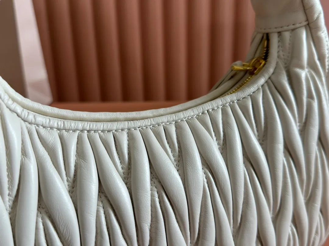 p1660💋💋💋 Equipped with a full set of packaging at the counter [Special grade hardware original leather] Wander Matelasse sheepskin Hobo mini handbag/crossbody bag ~ The white sheepskin Wander handbag has become one of the classic accessories. This mini handbag is made of Matalasse sheep leather, using exquisite craftsmanship to create a three-dimensional effect, showing exquisite elegance. Presenting the Hobo bag style, blending retro style and modern elegance, it has become a new synonym for modern femininity. ～Golden hardware ～Zipper closure ～Metal lettering logo on the front ～Cotton satin lining Size: W25×H18×D5.5cm Number: 5BP306