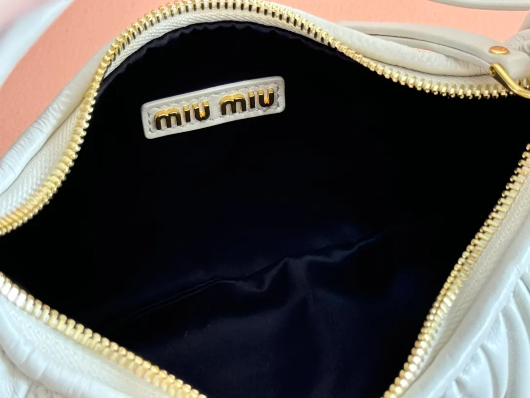 p1660💋💋💋 Equipped with a full set of packaging at the counter [Special grade hardware original leather] Wander Matelasse sheepskin Hobo mini handbag/crossbody bag ~ The white sheepskin Wander handbag has become one of the classic accessories. This mini handbag is made of Matalasse sheep leather, using exquisite craftsmanship to create a three-dimensional effect, showing exquisite elegance. Presenting the Hobo bag style, blending retro style and modern elegance, it has become a new synonym for modern femininity. ～Golden hardware ～Zipper closure ～Metal lettering logo on the front ～Cotton satin lining Size: W25×H18×D5.5cm Number: 5BP306