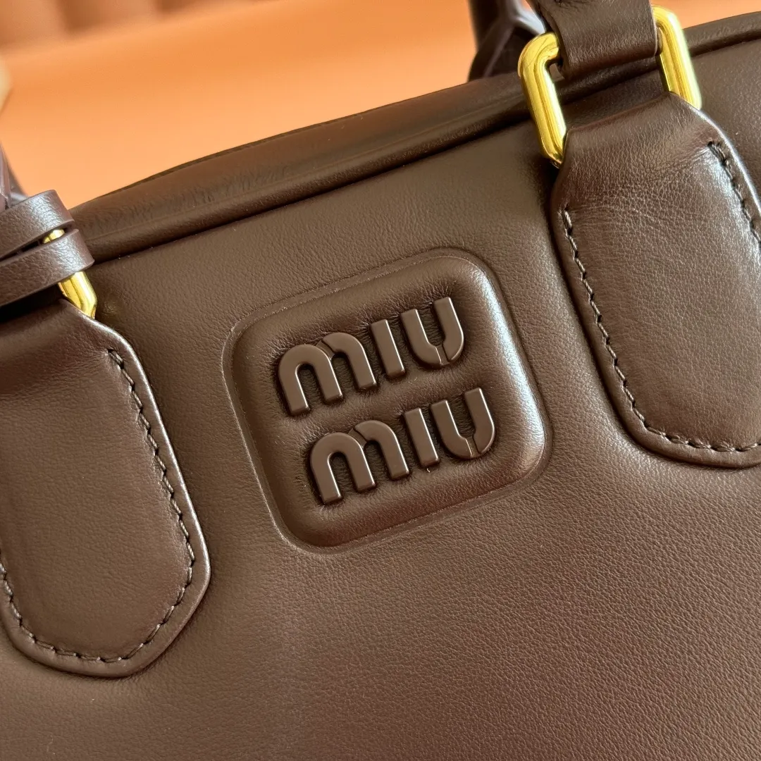 p1640💋💋💋[Original leather configuration counter complete package] Arcadie cow leather small (19cm) bowling handbag/crossbody bag ~ Heather wood This handbag uses cowhide retro and exquisite texture to bring a new interpretation to the classic silhouette. The front letter logo cleverly echoes the metal hardware, and the exquisite workmanship is outstanding, highlighting a highly recognizable classic style. Dynamic and elegant lines with adjustable and detachable shoulder straps present a practical and versatile design with modern charm. ～Detachable and adjustable shoulder strap ～Zipper closure ～Lined with 2 patch pockets ～With foot studs Size: W19×H13×D6cm No.: 5BB123