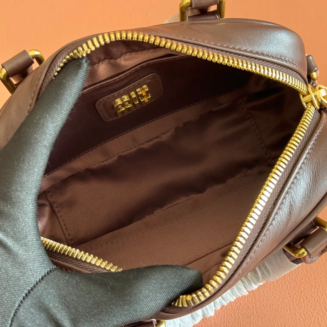 p1640💋💋💋[Original leather configuration counter complete package] Arcadie cow leather small (19cm) bowling handbag/crossbody bag ~ Heather wood This handbag uses cowhide retro and exquisite texture to bring a new interpretation to the classic silhouette. The front letter logo cleverly echoes the metal hardware, and the exquisite workmanship is outstanding, highlighting a highly recognizable classic style. Dynamic and elegant lines with adjustable and detachable shoulder straps present a practical and versatile design with modern charm. ～Detachable and adjustable shoulder strap ～Zipper closure ～Lined with 2 patch pockets ～With foot studs Size: W19×H13×D6cm No.: 5BB123