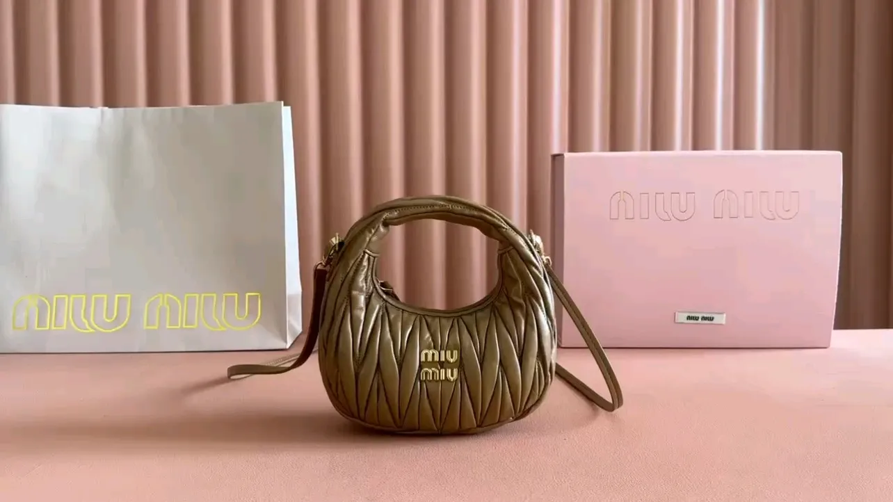 💋💋💋 Equipped with a full set of packaging at the counter [Super Grade Hardware Original Leather] Wander Matelasse Sheep Leather Hobo Mini Handbag/Crossbody Bag～Sheepskin Size: W17.5×H14×D5.5cm Number: 5BP156
