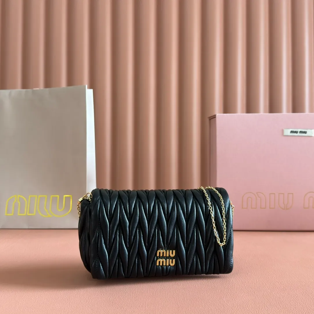 p1400💋💋💋【Equipped with full package of original leather at the counter】Miaojia 5bp172 MIU MI new chain bag, top imported lambskin, brand classic iconic Matelasse texture embroidery, new design detachable long metal chain shoulder strap, flip-top suction buckle closure, a card slot compartment inside, satin lining, can be held in hand or crossbody, size 18 X9.5 X 4 c