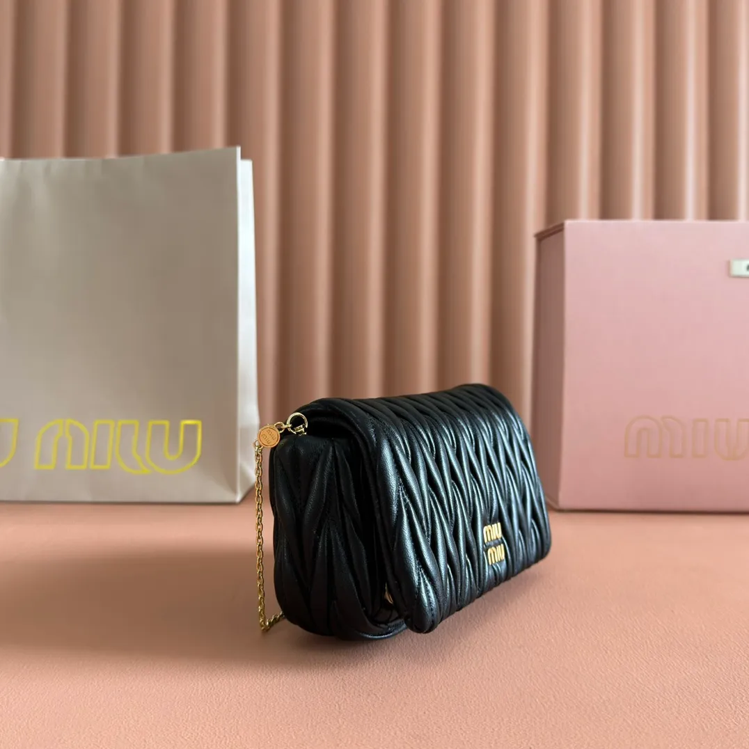 p1400💋💋💋【Equipped with full package of original leather at the counter】Miaojia 5bp172 MIU MI new chain bag, top imported lambskin, brand classic iconic Matelasse texture embroidery, new design detachable long metal chain shoulder strap, flip-top suction buckle closure, a card slot compartment inside, satin lining, can be held in hand or crossbody, size 18 X9.5 X 4 c