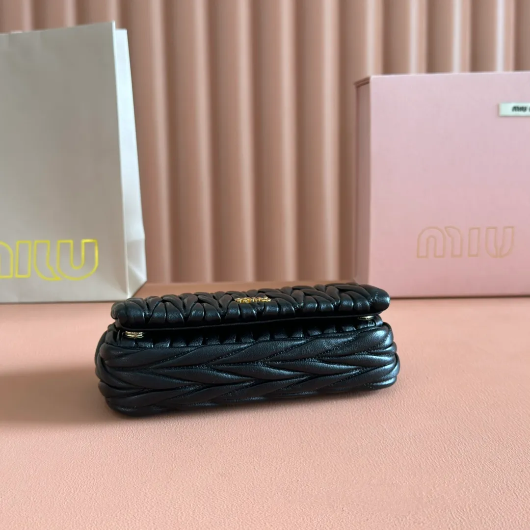 p1400💋💋💋【Equipped with full package of original leather at the counter】Miaojia 5bp172 MIU MI new chain bag, top imported lambskin, brand classic iconic Matelasse texture embroidery, new design detachable long metal chain shoulder strap, flip-top suction buckle closure, a card slot compartment inside, satin lining, can be held in hand or crossbody, size 18 X9.5 X 4 c