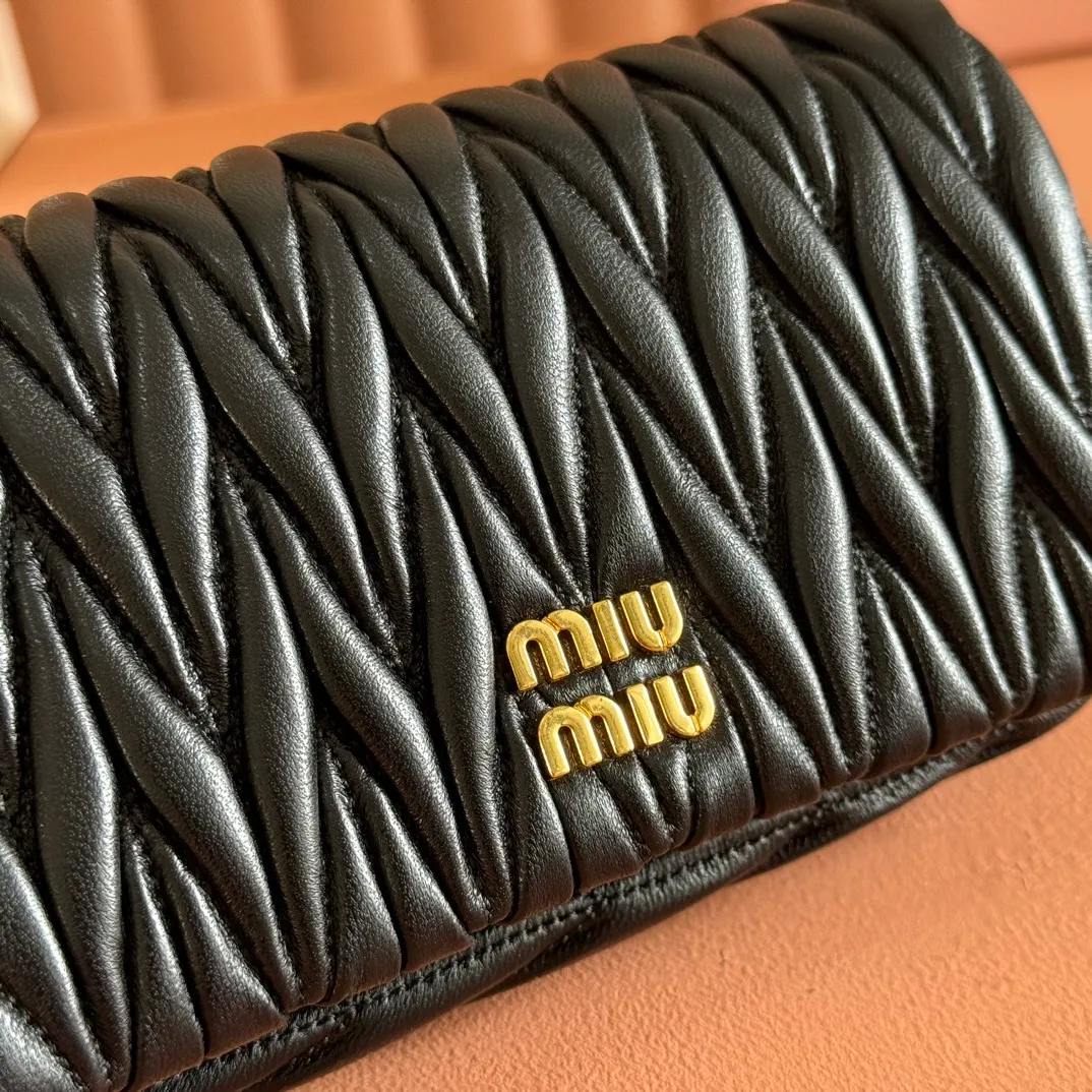 p1400💋💋💋【Equipped with full package of original leather at the counter】Miaojia 5bp172 MIU MI new chain bag, top imported lambskin, brand classic iconic Matelasse texture embroidery, new design detachable long metal chain shoulder strap, flip-top suction buckle closure, a card slot compartment inside, satin lining, can be held in hand or crossbody, size 18 X9.5 X 4 c