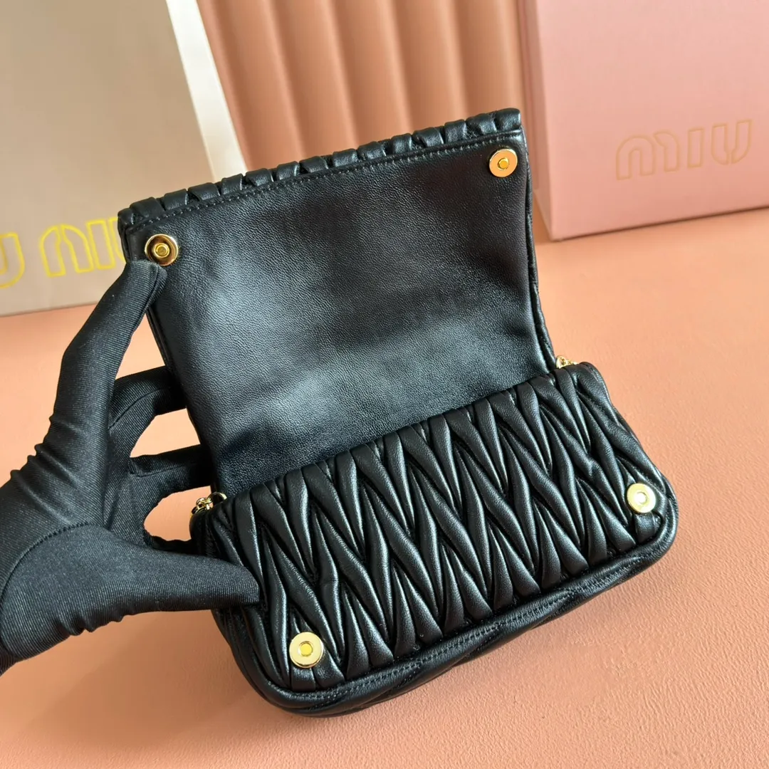 p1400💋💋💋【Equipped with full package of original leather at the counter】Miaojia 5bp172 MIU MI new chain bag, top imported lambskin, brand classic iconic Matelasse texture embroidery, new design detachable long metal chain shoulder strap, flip-top suction buckle closure, a card slot compartment inside, satin lining, can be held in hand or crossbody, size 18 X9.5 X 4 c