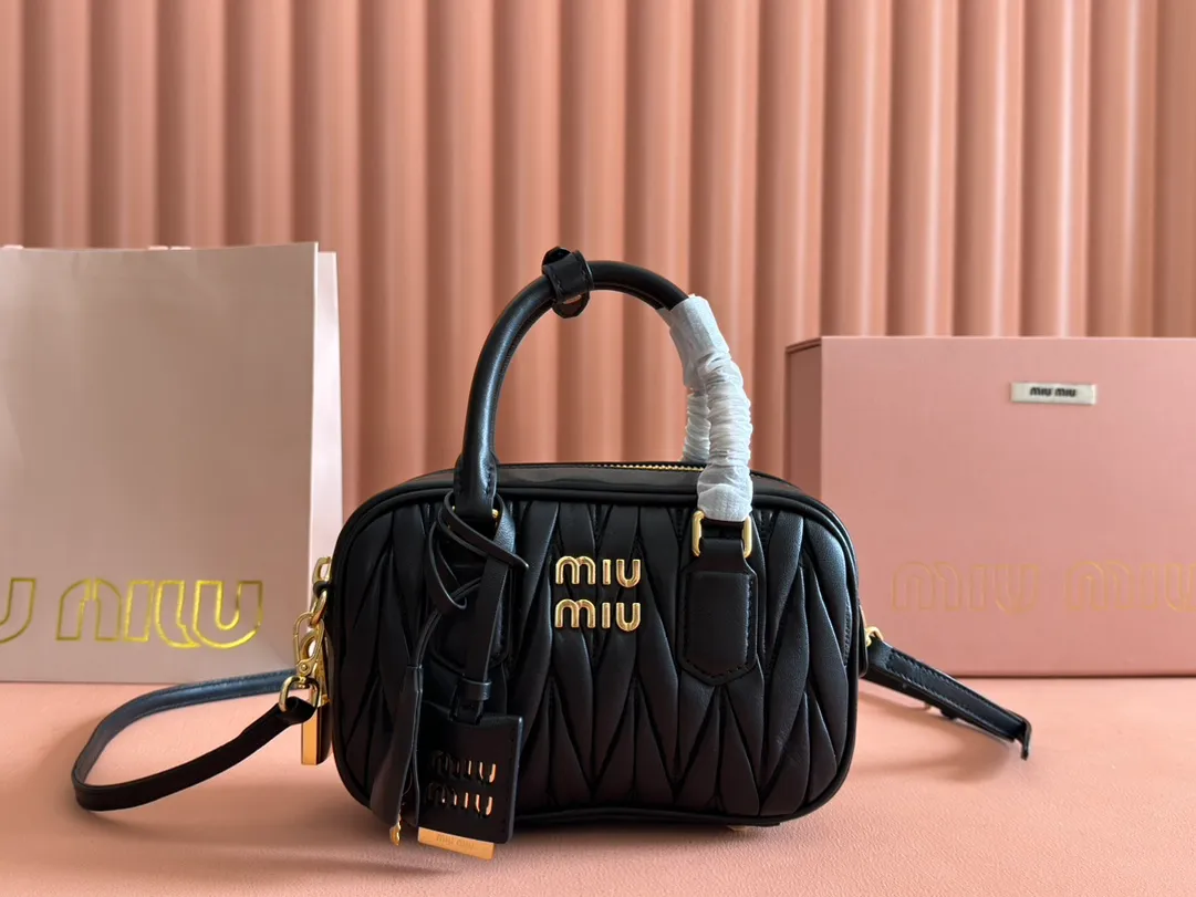 p1800💋💋💋 [Equipped with full set of packaging at the counter, premium hardware original leather] Arcadie Matelasse sheepskin small (19cm) bowling handbag/crossbody bag ~ black sheepskin This handbag uses Matelasse technology, and the three-dimensional texture and exquisite texture bring a new interpretation to the classic silhouette. The front letter logo cleverly echoes the metal hardware, and the exquisite workmanship is outstanding, highlighting a highly recognizable classic style. Dynamic and elegant lines with adjustable and detachable shoulder straps present a practical and versatile design with modern charm. ～Detachable and adjustable shoulder strap ～Zipper closure ～Lined with 2 patch pockets ～With foot studs Size: W19×H13×D6cm No.: 5BB123
