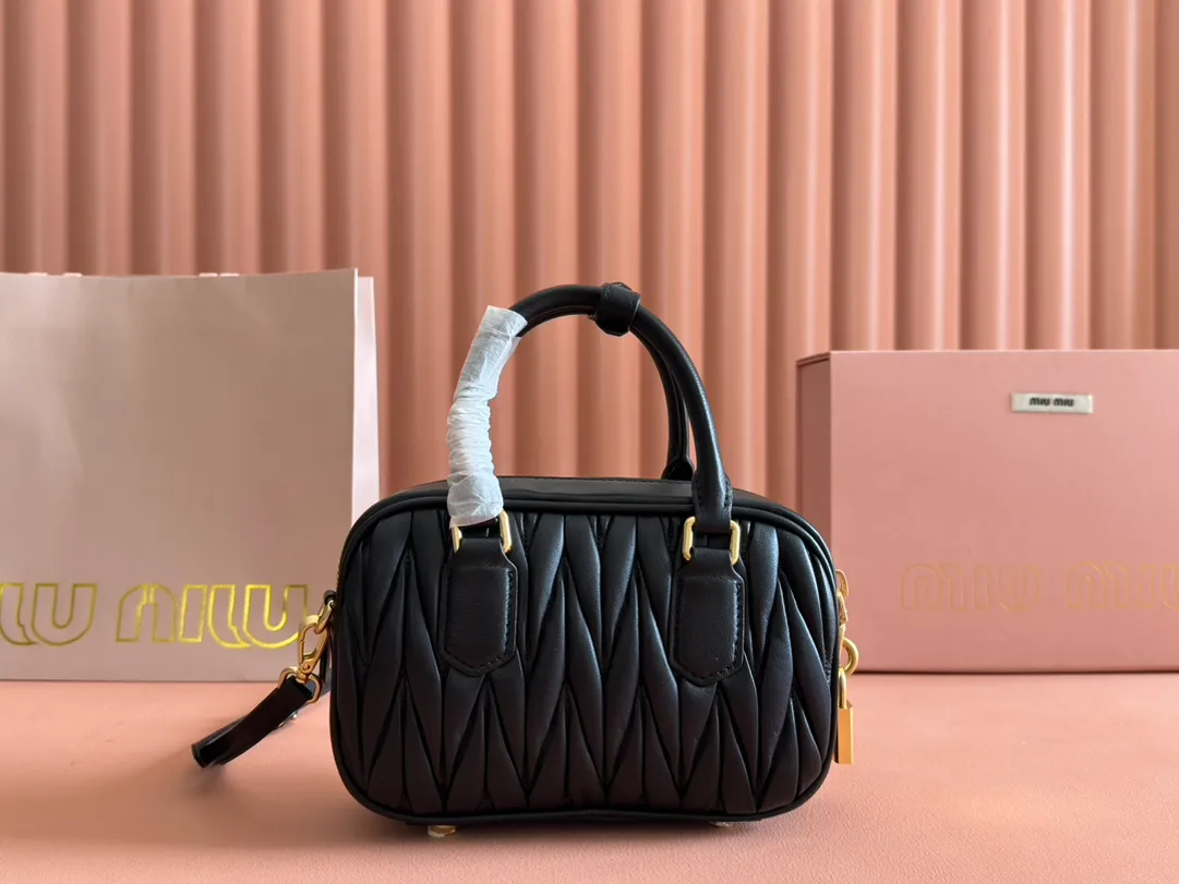 p1800💋💋💋 [Equipped with full set of packaging at the counter, premium hardware original leather] Arcadie Matelasse sheepskin small (19cm) bowling handbag/crossbody bag ~ black sheepskin This handbag uses Matelasse technology, and the three-dimensional texture and exquisite texture bring a new interpretation to the classic silhouette. The front letter logo cleverly echoes the metal hardware, and the exquisite workmanship is outstanding, highlighting a highly recognizable classic style. Dynamic and elegant lines with adjustable and detachable shoulder straps present a practical and versatile design with modern charm. ～Detachable and adjustable shoulder strap ～Zipper closure ～Lined with 2 patch pockets ～With foot studs Size: W19×H13×D6cm No.: 5BB123