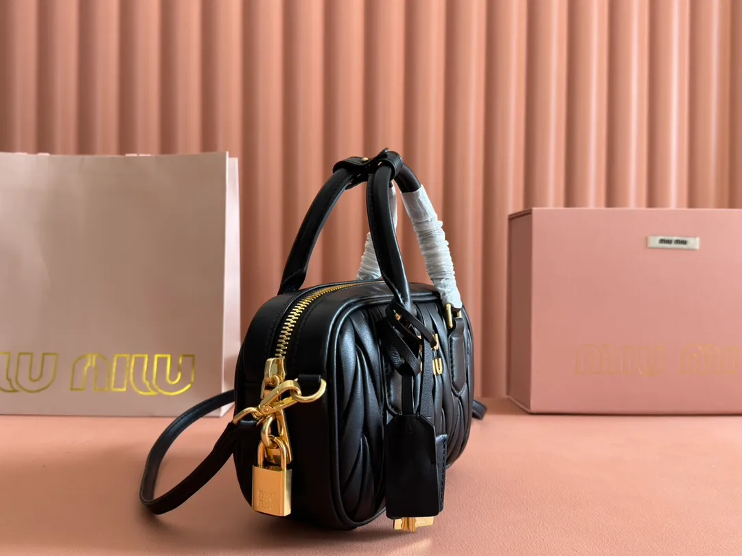 p1800💋💋💋 [Equipped with full set of packaging at the counter, premium hardware original leather] Arcadie Matelasse sheepskin small (19cm) bowling handbag/crossbody bag ~ black sheepskin This handbag uses Matelasse technology, and the three-dimensional texture and exquisite texture bring a new interpretation to the classic silhouette. The front letter logo cleverly echoes the metal hardware, and the exquisite workmanship is outstanding, highlighting a highly recognizable classic style. Dynamic and elegant lines with adjustable and detachable shoulder straps present a practical and versatile design with modern charm. ～Detachable and adjustable shoulder strap ～Zipper closure ～Lined with 2 patch pockets ～With foot studs Size: W19×H13×D6cm No.: 5BB123