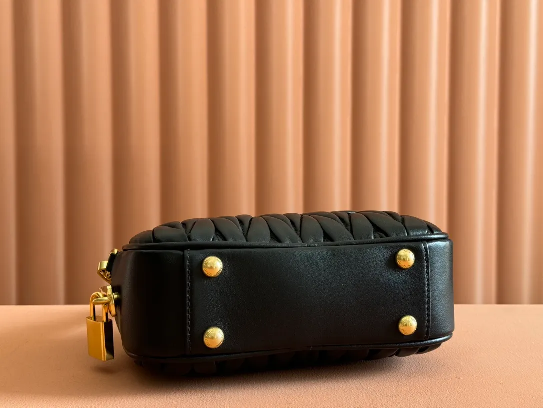 p1800💋💋💋 [Equipped with full set of packaging at the counter, premium hardware original leather] Arcadie Matelasse sheepskin small (19cm) bowling handbag/crossbody bag ~ black sheepskin This handbag uses Matelasse technology, and the three-dimensional texture and exquisite texture bring a new interpretation to the classic silhouette. The front letter logo cleverly echoes the metal hardware, and the exquisite workmanship is outstanding, highlighting a highly recognizable classic style. Dynamic and elegant lines with adjustable and detachable shoulder straps present a practical and versatile design with modern charm. ～Detachable and adjustable shoulder strap ～Zipper closure ～Lined with 2 patch pockets ～With foot studs Size: W19×H13×D6cm No.: 5BB123