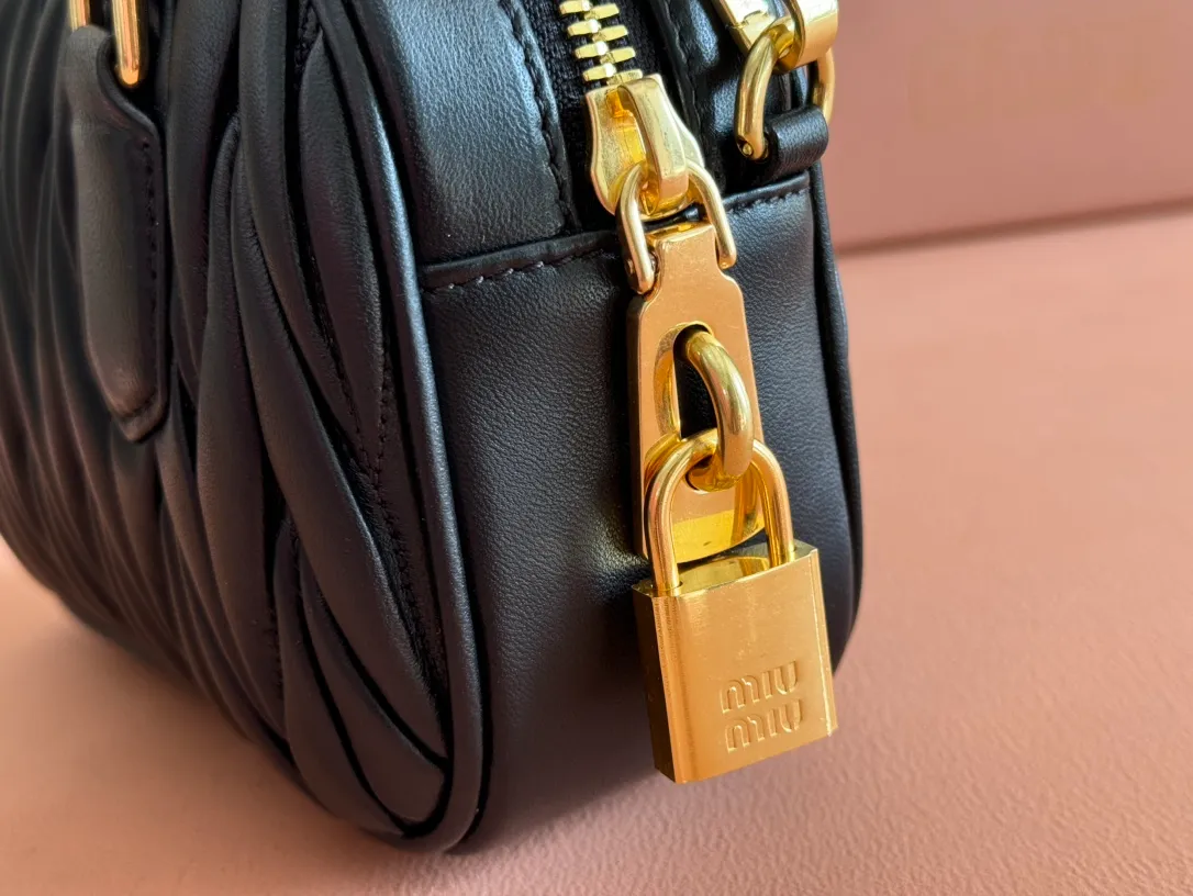 p1800💋💋💋 [Equipped with full set of packaging at the counter, premium hardware original leather] Arcadie Matelasse sheepskin small (19cm) bowling handbag/crossbody bag ~ black sheepskin This handbag uses Matelasse technology, and the three-dimensional texture and exquisite texture bring a new interpretation to the classic silhouette. The front letter logo cleverly echoes the metal hardware, and the exquisite workmanship is outstanding, highlighting a highly recognizable classic style. Dynamic and elegant lines with adjustable and detachable shoulder straps present a practical and versatile design with modern charm. ～Detachable and adjustable shoulder strap ～Zipper closure ～Lined with 2 patch pockets ～With foot studs Size: W19×H13×D6cm No.: 5BB123