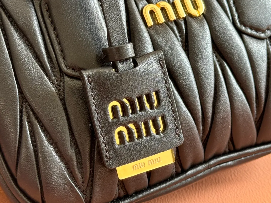 p1800💋💋💋 [Equipped with full set of packaging at the counter, premium hardware original leather] Arcadie Matelasse sheepskin small (19cm) bowling handbag/crossbody bag ~ black sheepskin This handbag uses Matelasse technology, and the three-dimensional texture and exquisite texture bring a new interpretation to the classic silhouette. The front letter logo cleverly echoes the metal hardware, and the exquisite workmanship is outstanding, highlighting a highly recognizable classic style. Dynamic and elegant lines with adjustable and detachable shoulder straps present a practical and versatile design with modern charm. ～Detachable and adjustable shoulder strap ～Zipper closure ～Lined with 2 patch pockets ～With foot studs Size: W19×H13×D6cm No.: 5BB123