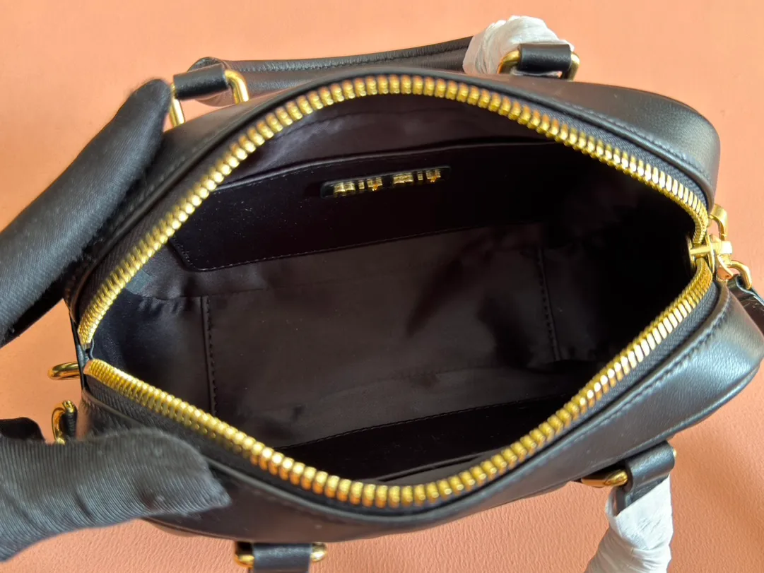 p1800💋💋💋 [Equipped with full set of packaging at the counter, premium hardware original leather] Arcadie Matelasse sheepskin small (19cm) bowling handbag/crossbody bag ~ black sheepskin This handbag uses Matelasse technology, and the three-dimensional texture and exquisite texture bring a new interpretation to the classic silhouette. The front letter logo cleverly echoes the metal hardware, and the exquisite workmanship is outstanding, highlighting a highly recognizable classic style. Dynamic and elegant lines with adjustable and detachable shoulder straps present a practical and versatile design with modern charm. ～Detachable and adjustable shoulder strap ～Zipper closure ～Lined with 2 patch pockets ～With foot studs Size: W19×H13×D6cm No.: 5BB123