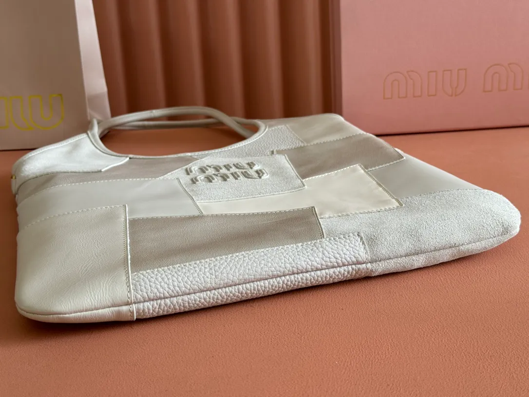 p1800. 💋💋💋【Full set of packaging at the counter】M's new hobo tote corduroy armpit bag, a limited edition in the autumn and winter series. This design allows more girls to easily control the fashion sense of efor. The back can actually make the side of the person look very thin. The weight of the bag is also very light. The length will not weigh you down. It is a must-have for daily commuting. You can't go wrong with personal clothes. It is light and simple, the design is very practical and the capacity is large. Model: 5BG231. Size: Bottom length 35x height 40x wrist height 60cm. Color: brown/original leather. Made in Italy