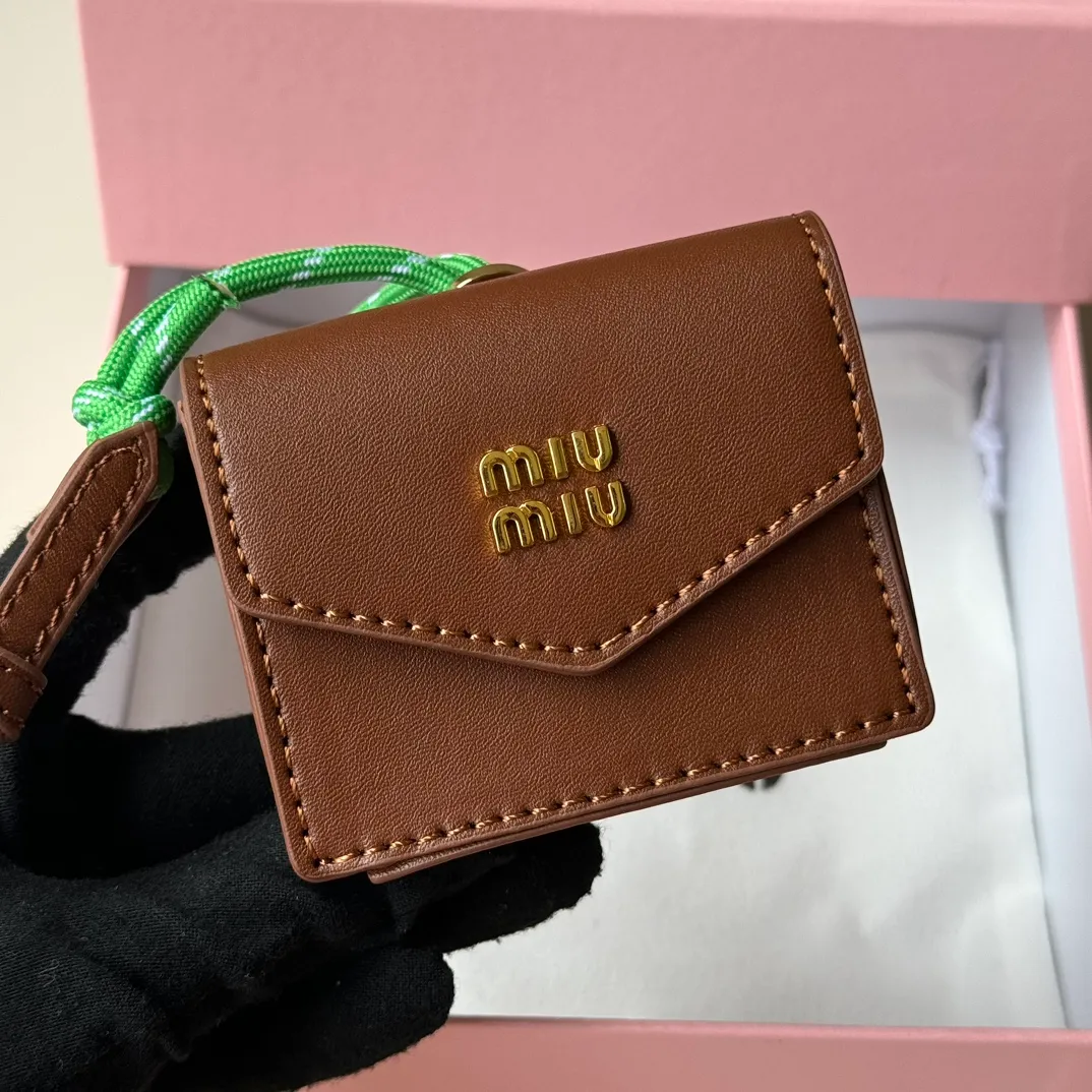p400💋💋💋miumiu Miumiu cowhide key chain, counter synchronized, original customization, the most beautiful single product, full of high-end sense, the overall details are very surprising, elegant and fashionable, highlighting the French elegance.