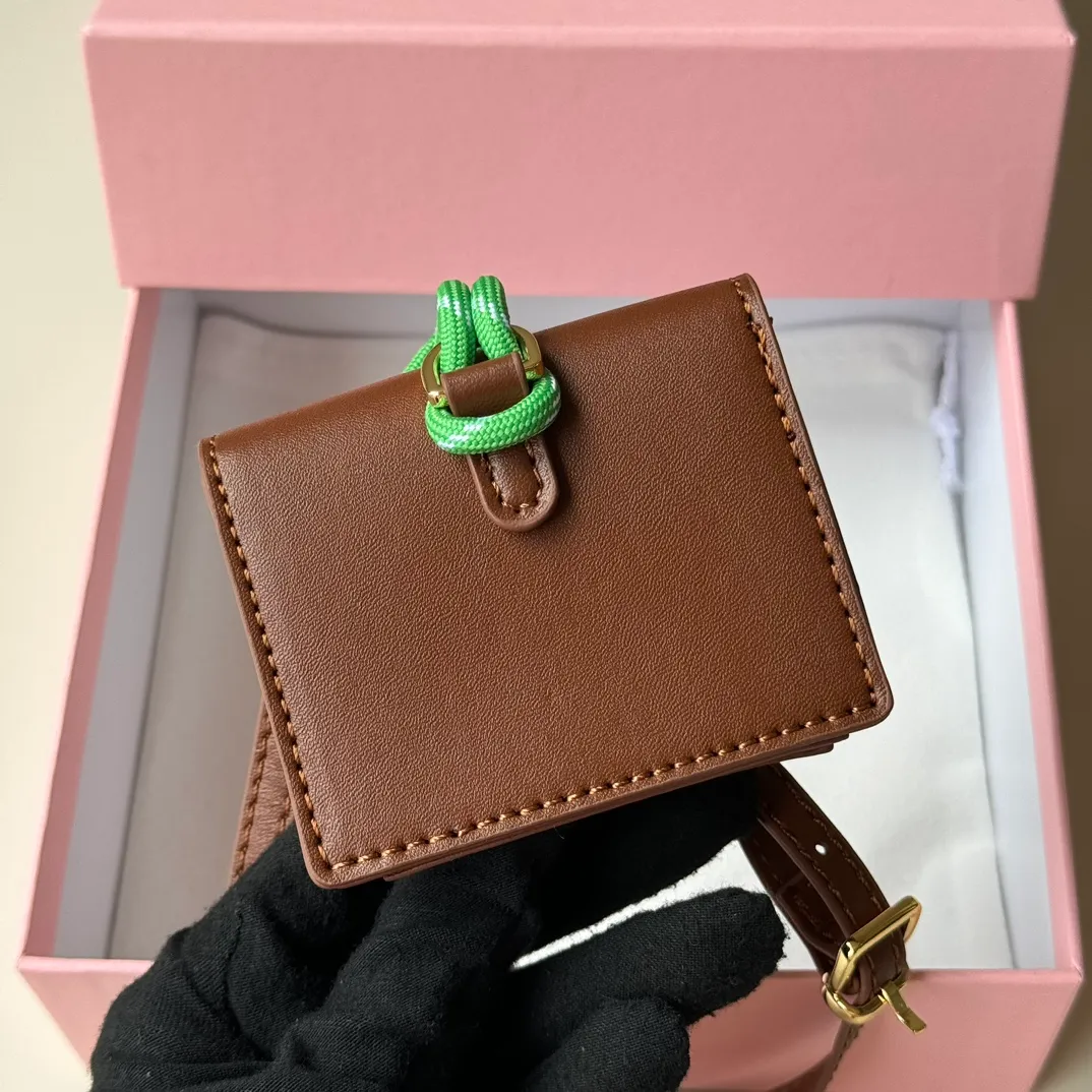 p400💋💋💋miumiu Miumiu cowhide key chain, counter synchronized, original customization, the most beautiful single product, full of high-end sense, the overall details are very surprising, elegant and fashionable, highlighting the French elegance.