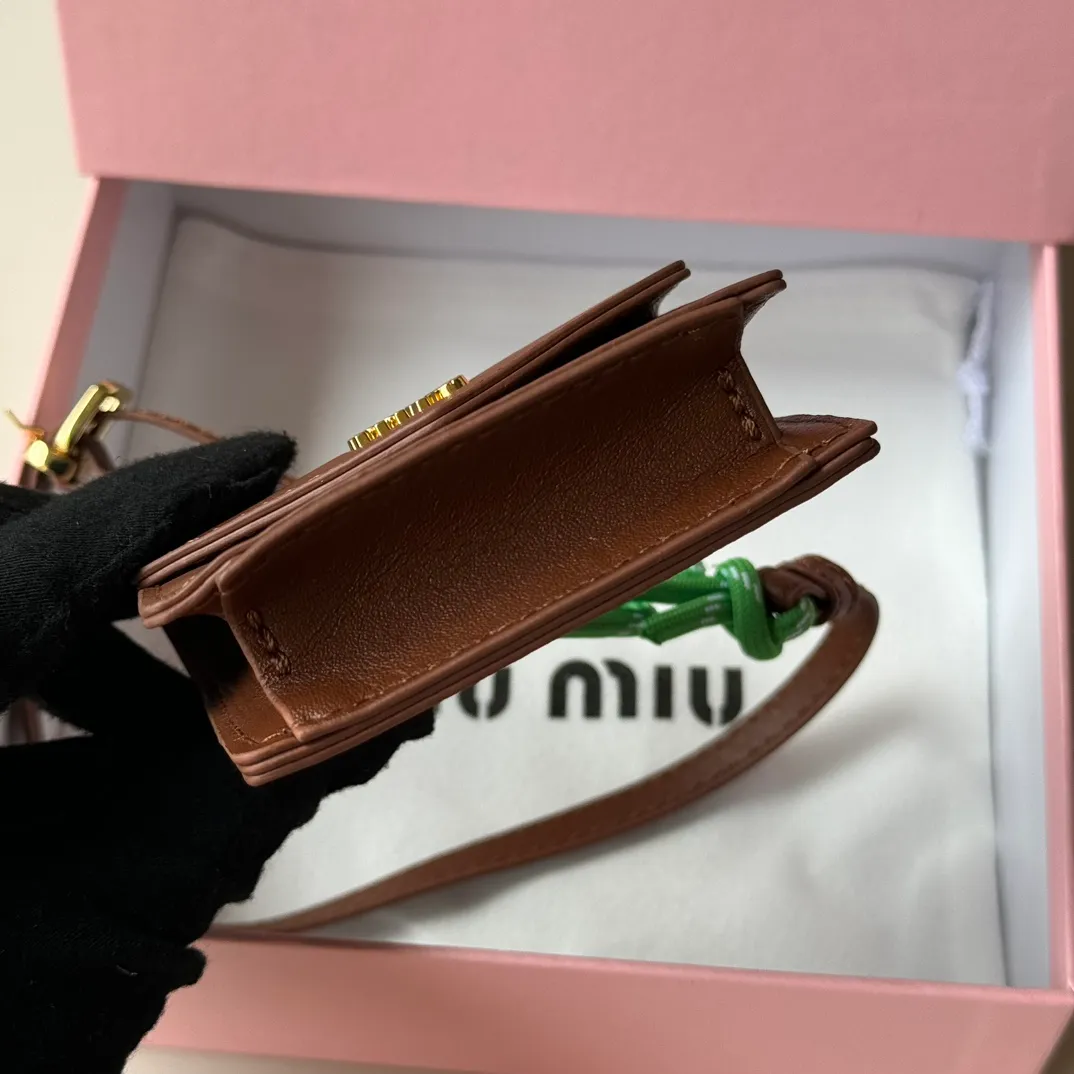 p400💋💋💋miumiu Miumiu cowhide key chain, counter synchronized, original customization, the most beautiful single product, full of high-end sense, the overall details are very surprising, elegant and fashionable, highlighting the French elegance.