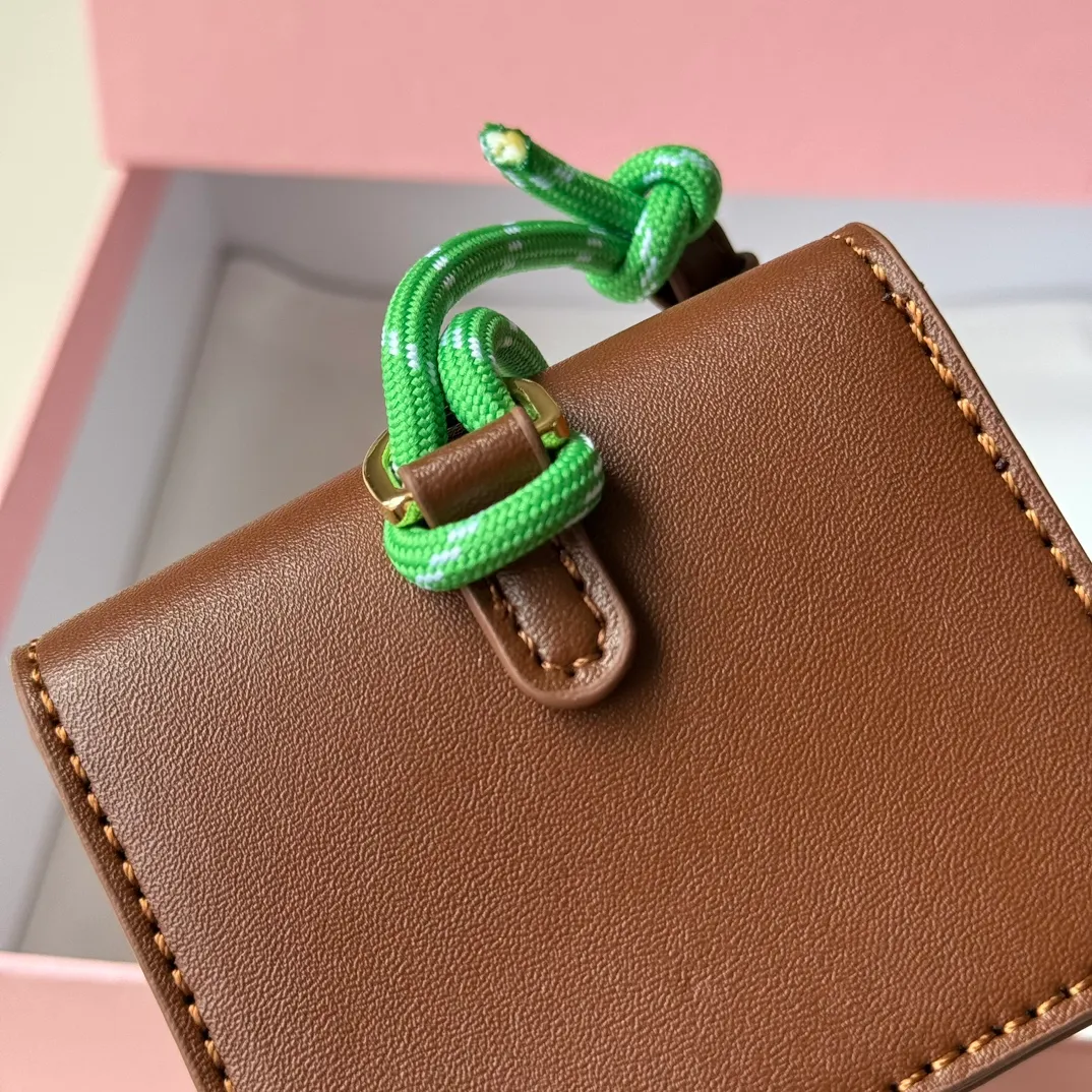 p400💋💋💋miumiu Miumiu cowhide key chain, counter synchronized, original customization, the most beautiful single product, full of high-end sense, the overall details are very surprising, elegant and fashionable, highlighting the French elegance.