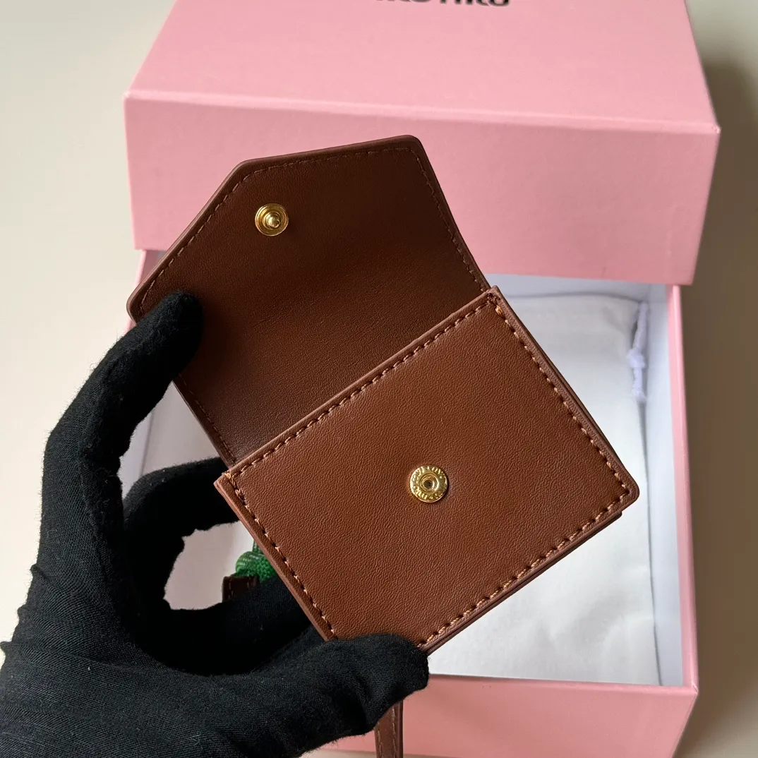 p400💋💋💋miumiu Miumiu cowhide key chain, counter synchronized, original customization, the most beautiful single product, full of high-end sense, the overall details are very surprising, elegant and fashionable, highlighting the French elegance.