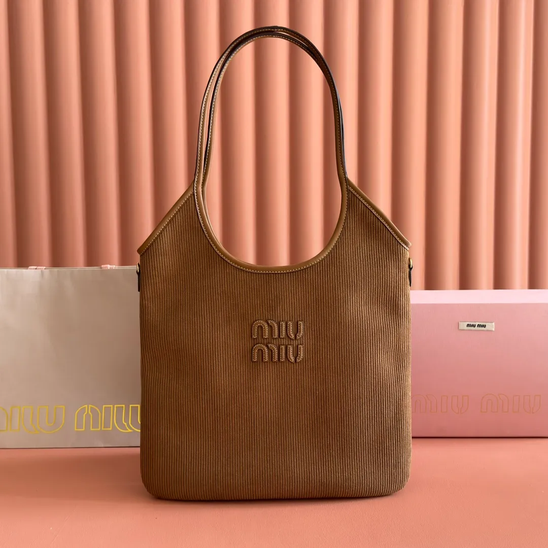 p1300💋💋💋【Full package with counter】Miu Women's IVY Corduroy Tote Shoulder Bag This classic tote bag is decorated with the Miu Miu letter logo, highlighting the classic style and being very recognizable. Simple underarm tote bag 🖤 The same color leather letter logo adds a unique and classic style! Gold hardware, leather lettering logo on front! Lined with zip pocket accents! Size: 35x40cm Style number: 500231