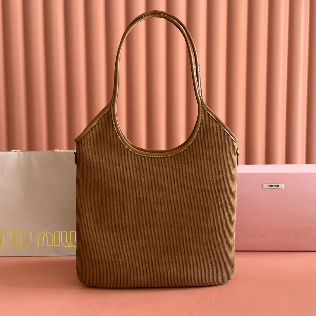 p1300💋💋💋【Full package with counter】Miu Women's IVY Corduroy Tote Shoulder Bag This classic tote bag is decorated with the Miu Miu letter logo, highlighting the classic style and being very recognizable. Simple underarm tote bag 🖤 The same color leather letter logo adds a unique and classic style! Gold hardware, leather lettering logo on front! Lined with zip pocket accents! Size: 35x40cm Style number: 500231
